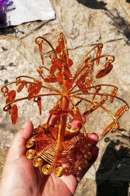 小販到景區賣自制工藝品 批發價10-30塊錢一件 賺的是手工費