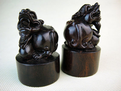 批發采購木質工藝品-印度小葉紫檀木雕件 紫檀獸鈕辟邪印章 紫檀貔貅圓章擺件一對2.